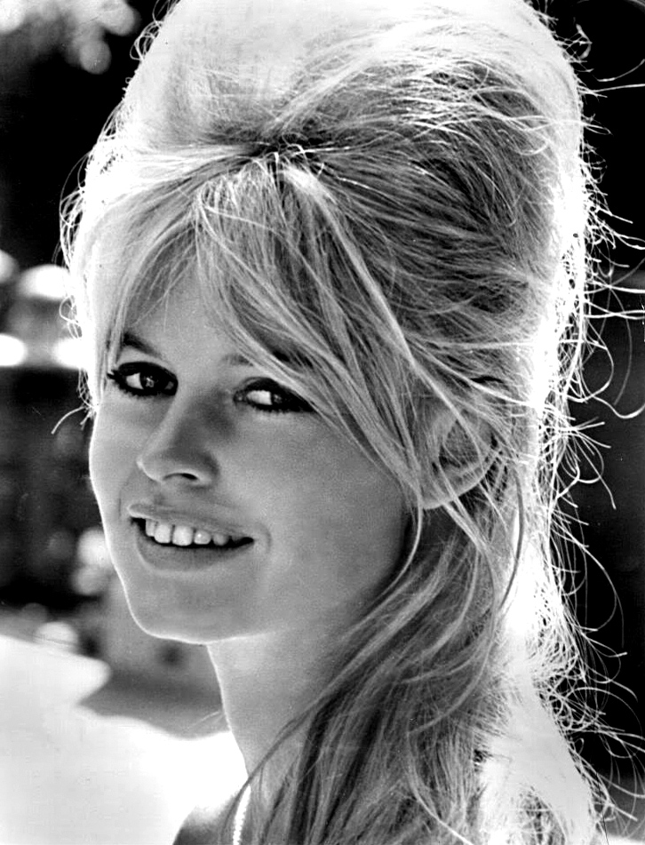 Brigitte Bardot luciendo un peinado de colmena. By MGM - ebay, Public Domain.