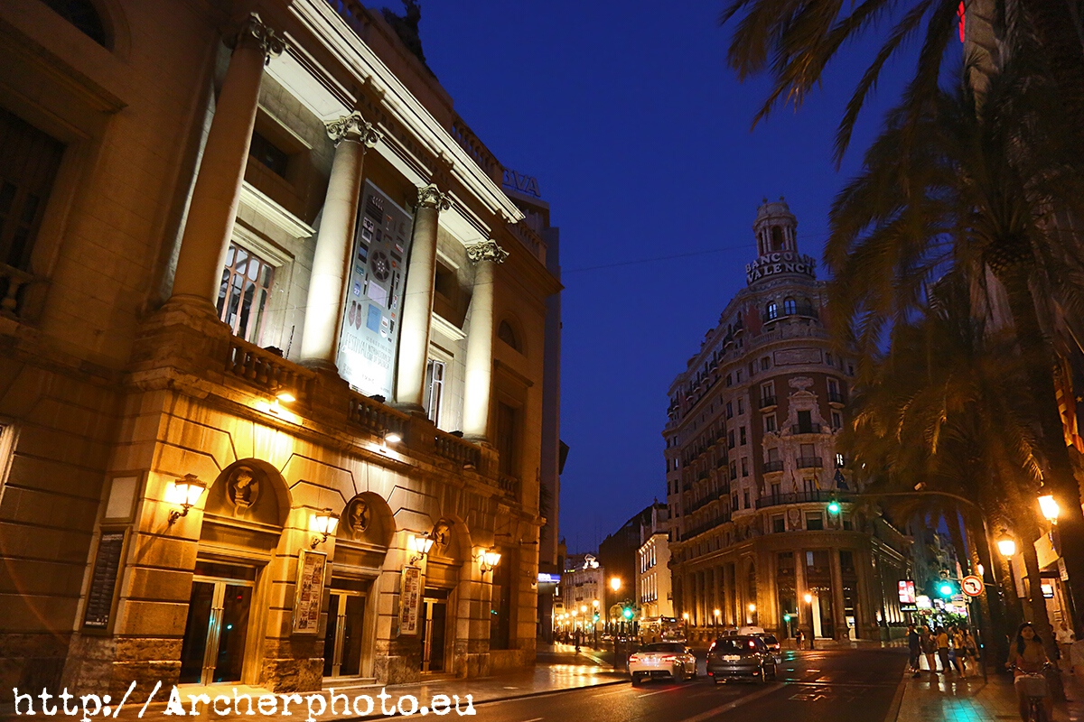 La calle de las barcas: Teatro Principal y Banco de Valencia, por Archerphoto